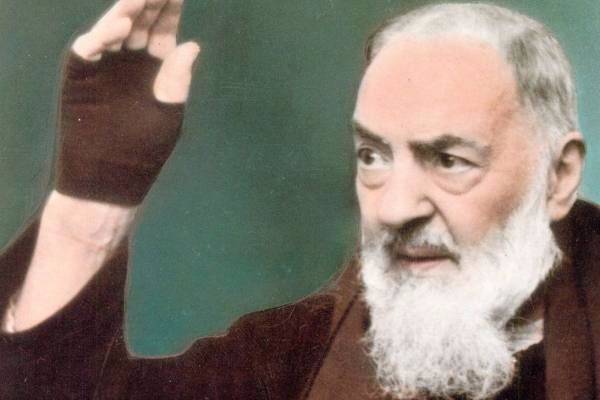 Padre-pio-guanti1.jpg