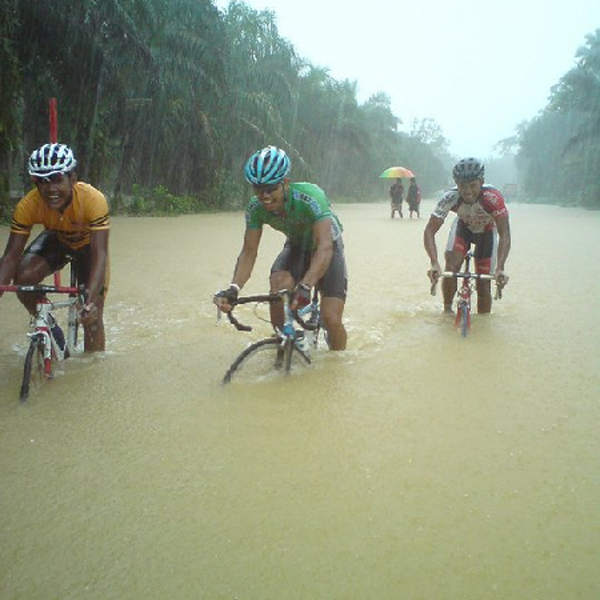 pedalando-nella-pioggia.jpg